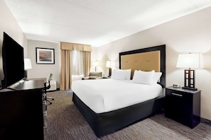 Kamer, 1 kingsize bed | Een kluis op de kamer, een bureau, een strijkplank/strijkijzer