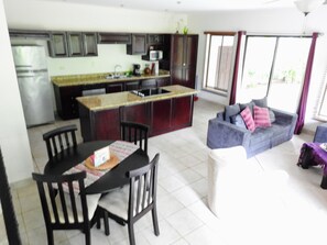 Refrigerador con freezer, microondas, placa de cocina, lavavajillas