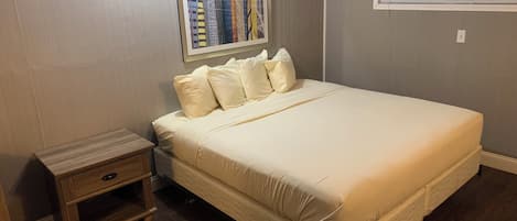 Room, 1 King Bed | Free WiFi, bed sheets