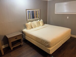 Room, 1 King Bed | Desk, free WiFi, bed sheets