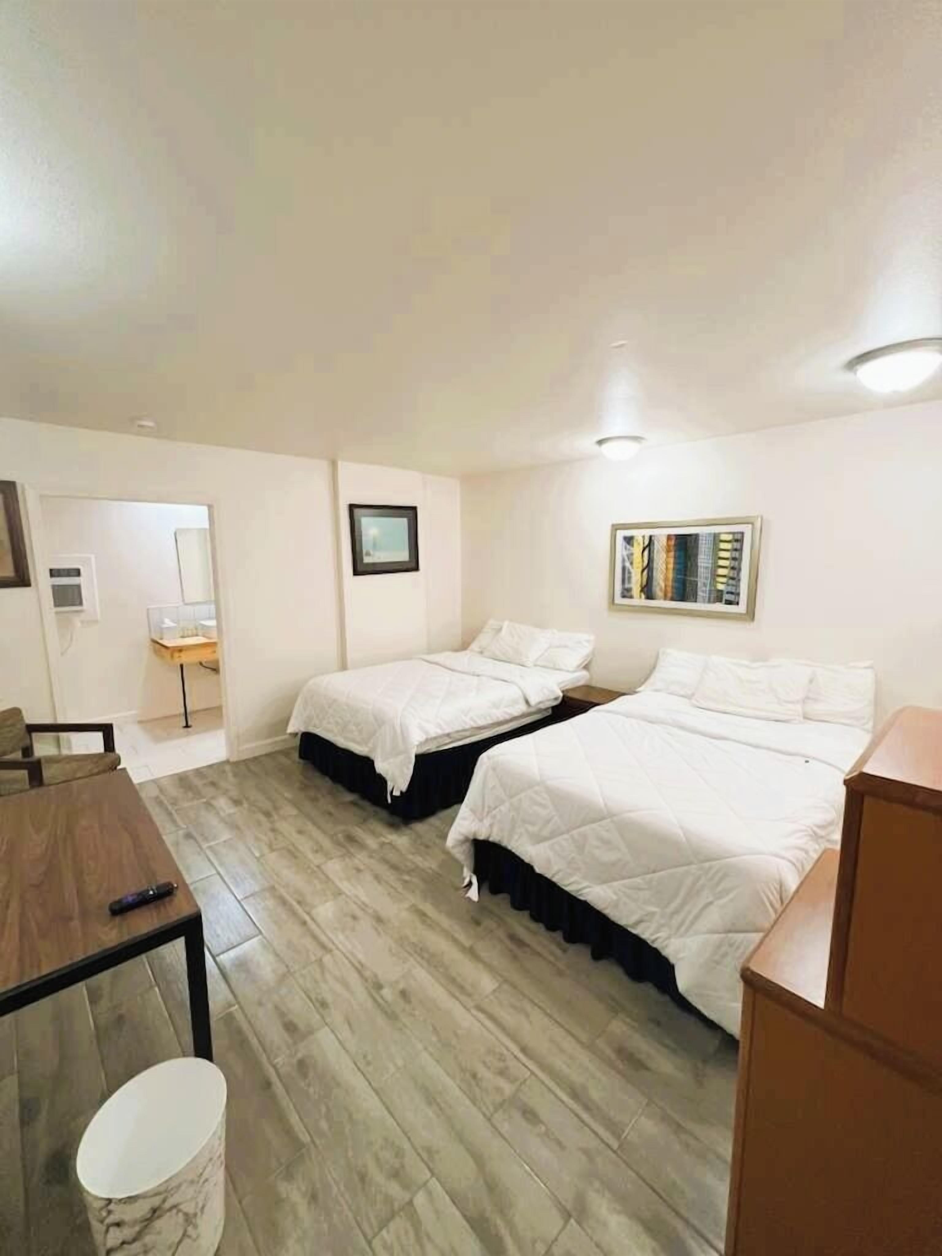 Habitación, 2 camas dobles | Wifi gratis y ropa de cama