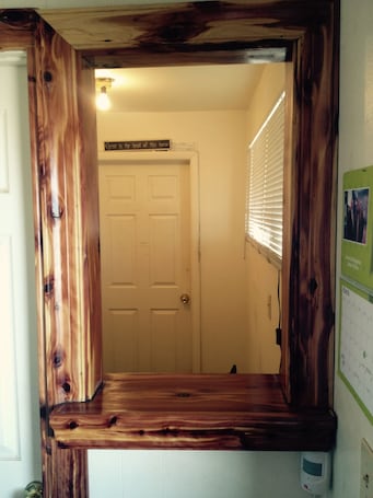 Mostrador de check-in y check-out. Sawmill Lodges Motel