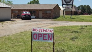 A building with a sign indicating it is a sawmill rental property. - Sawmill Lodges Motel (Hennessey)