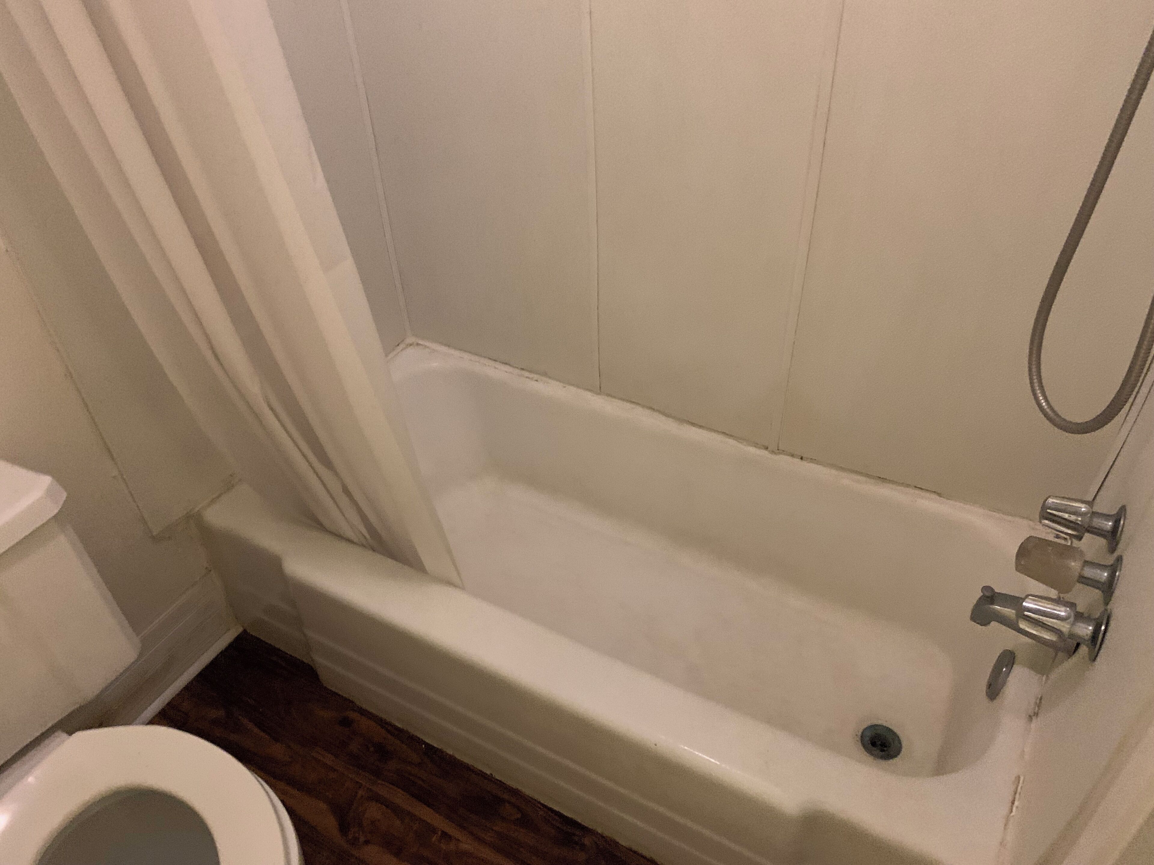Bañera con ducha, artículos de tocador gratuitos, toallas