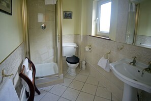 Double Room | Bathroom | Combined shower/tub, free toiletries, hair dryer