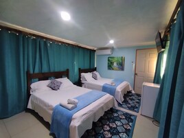 Quarto casal família, 2 camas de casal, terraço, vista para a piscina | Roupas de cama premium, quartos à prova de som