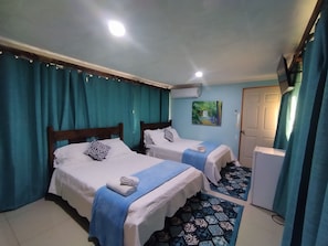 Dobbeltrom – familie, 2 dobbeltsenger, terrasse, bassengutsikt | Sengetøy av topp kvalitet, lydisolert og strykejern/-brett