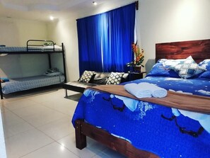 Superior-Vierbettzimmer, 1 Schlafzimmer | Hochwertige Bettwaren, schallisolierte Zimmer, Bügeleisen/Bügelbrett