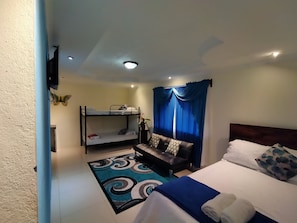 Habitación estándar doble, 1 cama doble con sofá cama, frigorífico | Ropa de cama de alta calidad y sistema de insonorización