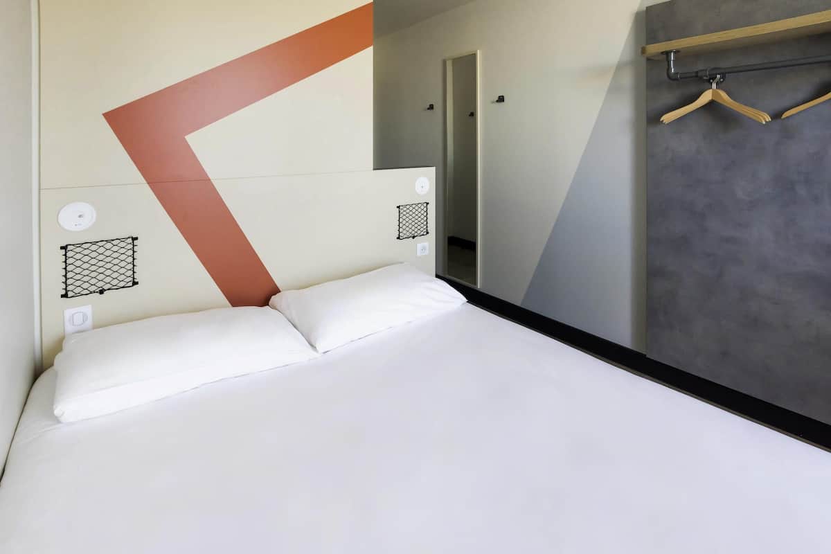 Room, 1 Double Bed | Desk, blackout drapes, soundproofing, free cribs/infant beds