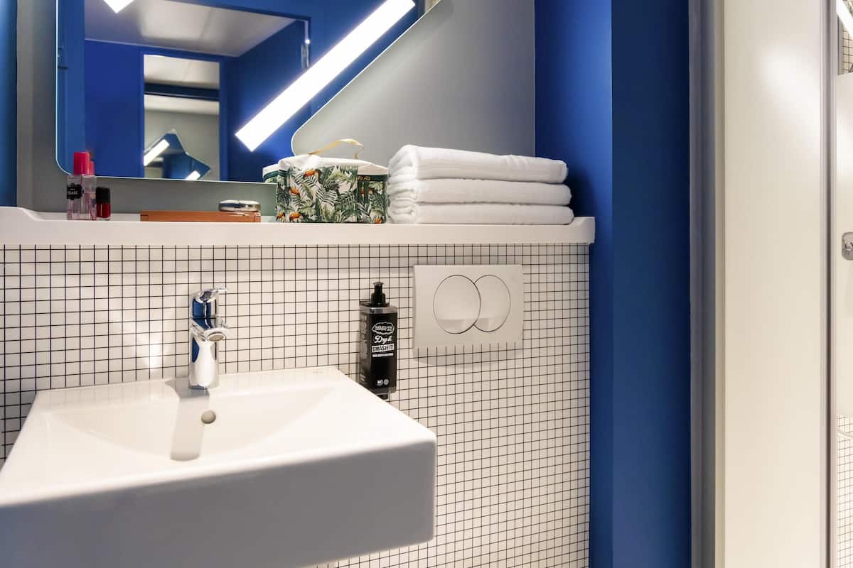 Escritorio, cortinas blackout y sistema de insonorización