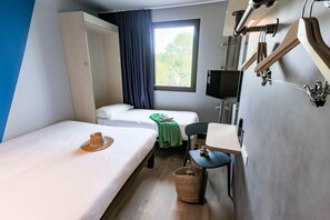 Chambre, plusieurs lits | Bureau, rideaux occultants, chambres insonorisées, lits bébé (gratuits)