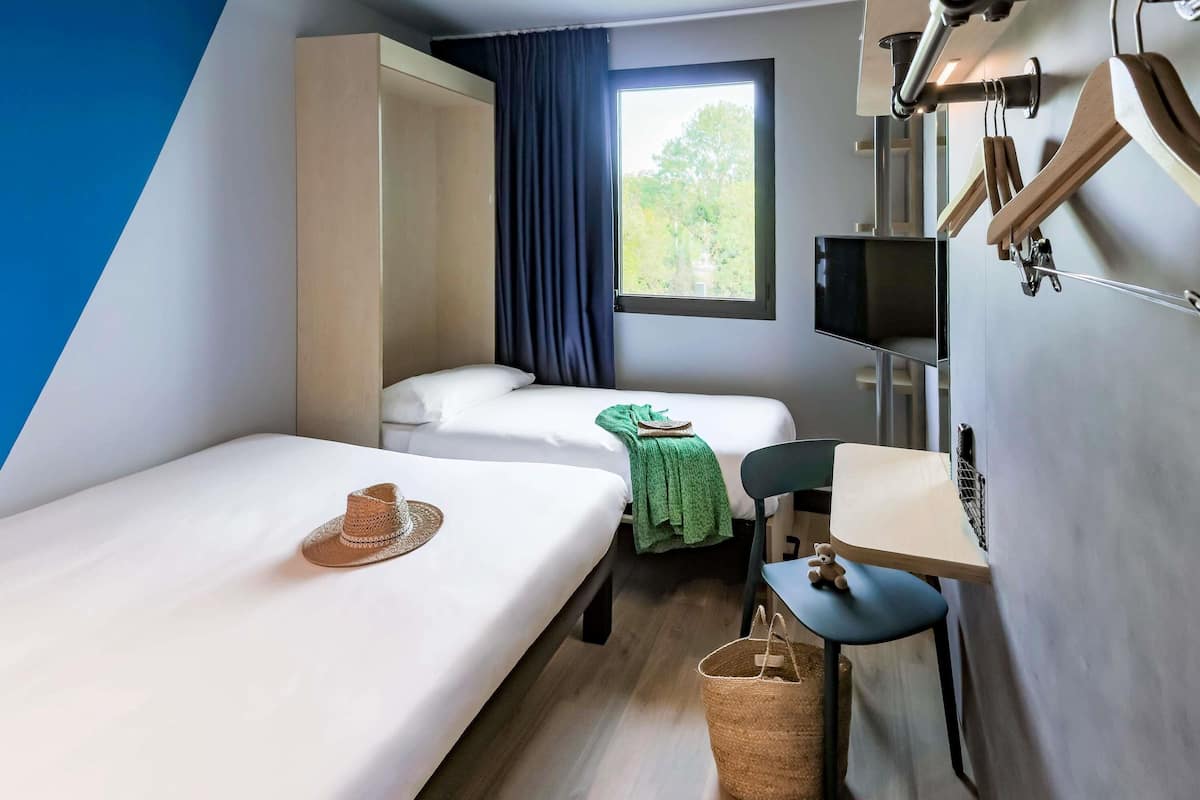 Bureau, rideaux occultants, chambres insonorisées, lits bébé (gratuits)