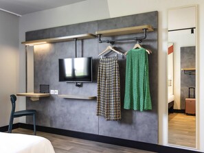 Room, Multiple Beds, Accessible | Desk, blackout drapes, soundproofing, free cribs/infant beds - ibis Budget La Rochelle Centre Gare (La Rochelle)