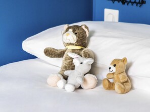 Desk, blackout drapes, soundproofing, free cribs/infant beds - ibis Budget La Rochelle Centre Gare (La Rochelle)