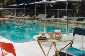 Tägliches Frühstücksbuffet (13.50 EUR pro Person)