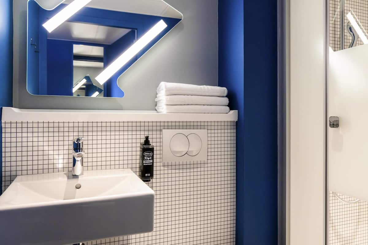 Escritorio, cortinas blackout, insonorización y cunas gratuitas