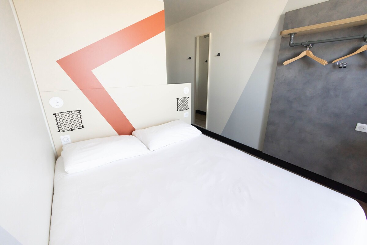 Kamar, 1 Tempat Tidur Double | Meja kerja, tirai kedap cahaya, dan kedap suara