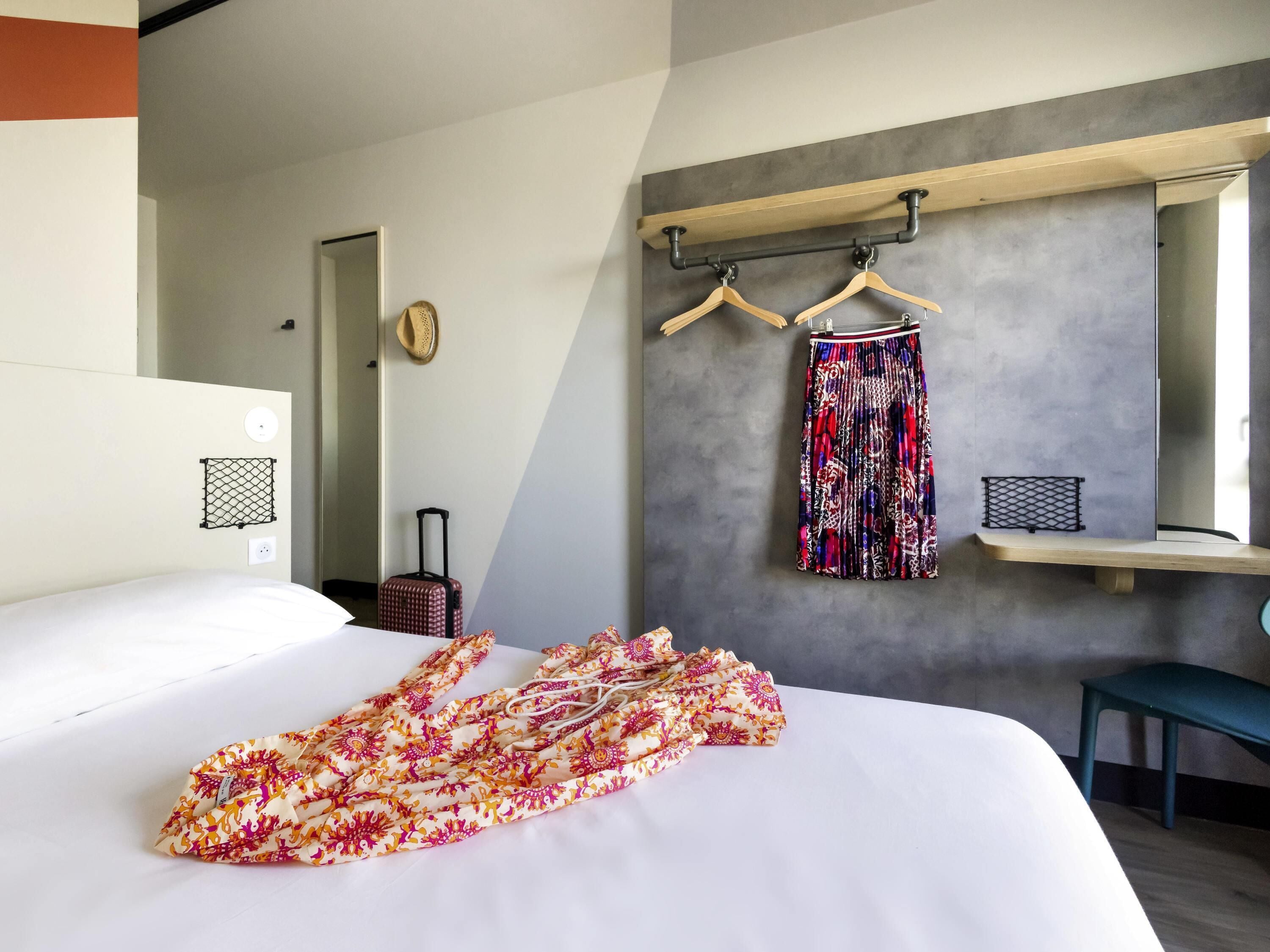 Escritorio, cortinas blackout y sistema de insonorización 