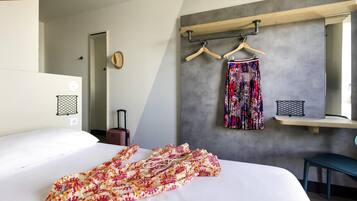 Room, 1 Double Bed | Desk, blackout drapes, soundproofing, free cribs/infant beds