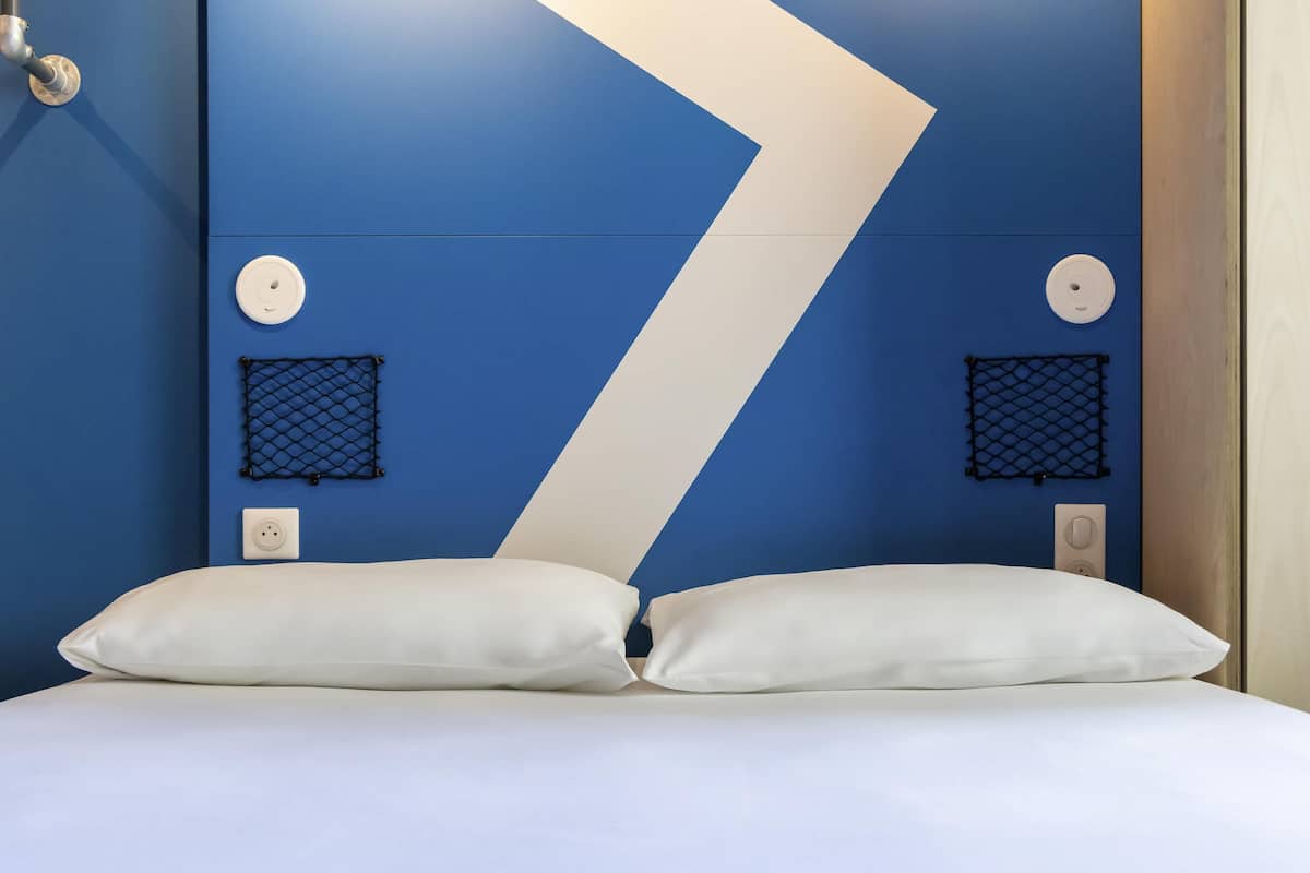 Family Room, 2 Double Beds | Desk, blackout drapes, soundproofing, free cribs/infant beds