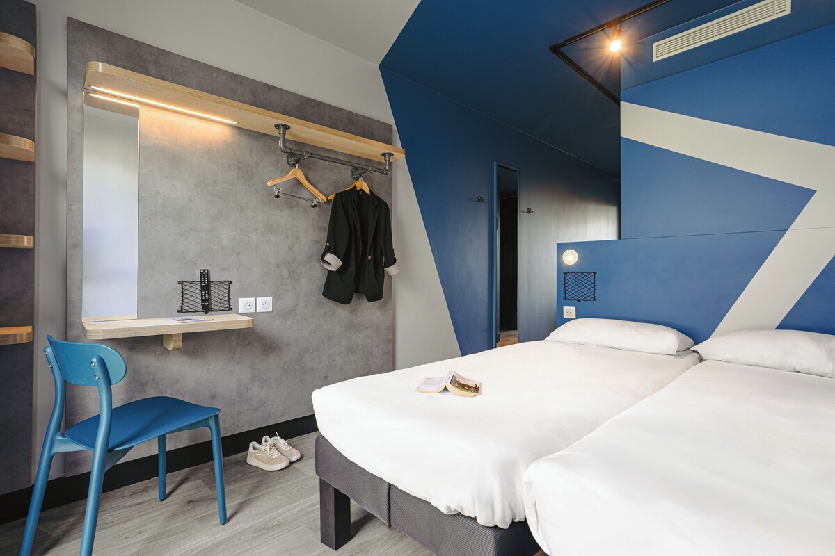 Kamar, 2 Tempat Tidur Twin, balkon | Meja kerja, tirai kedap cahaya, dan kedap suara
