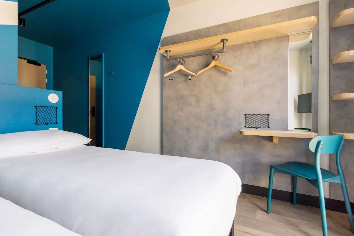 Escritorio, cortinas blackout, insonorización y cunas gratuitas