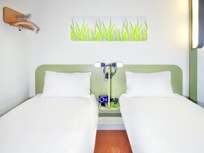 Standaard kamer, 2 eenpersoonsbedden | Een bureau, een strijkplank/strijkijzer, gratis wifi, beddengoed