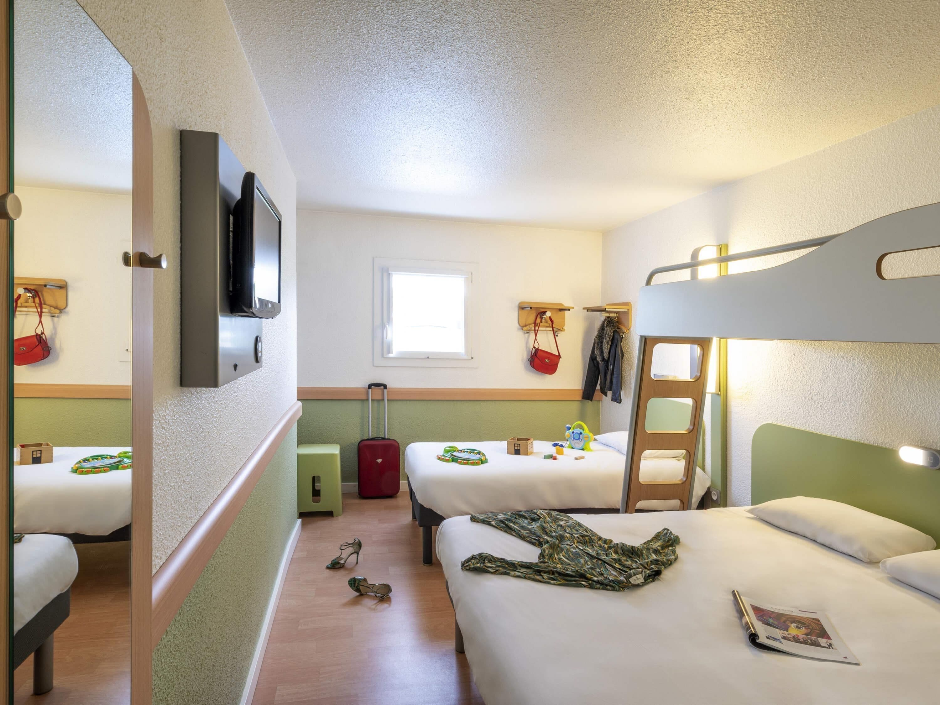 Escritorio, tabla de planchar con plancha, wifi gratis y ropa de cama 