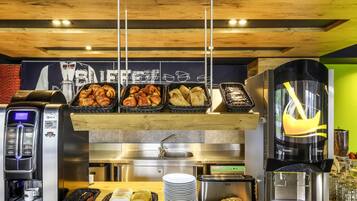 Petit déjeuner buffet servi en supplément en semaine