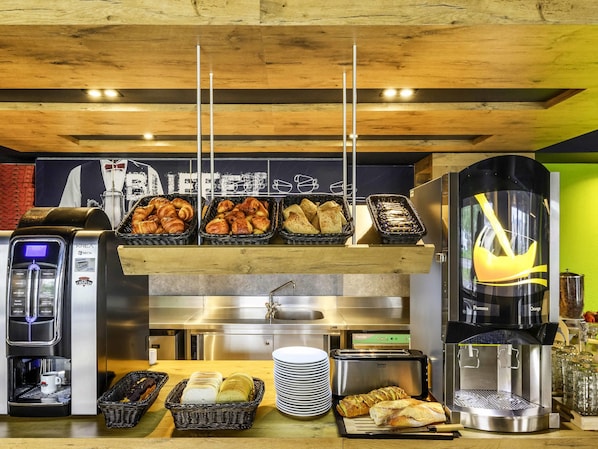 Buffet breakfast on weekdays (EUR 6.90 per person) - Ibis budget Saint-Étienne stade (Saint-Etienne)