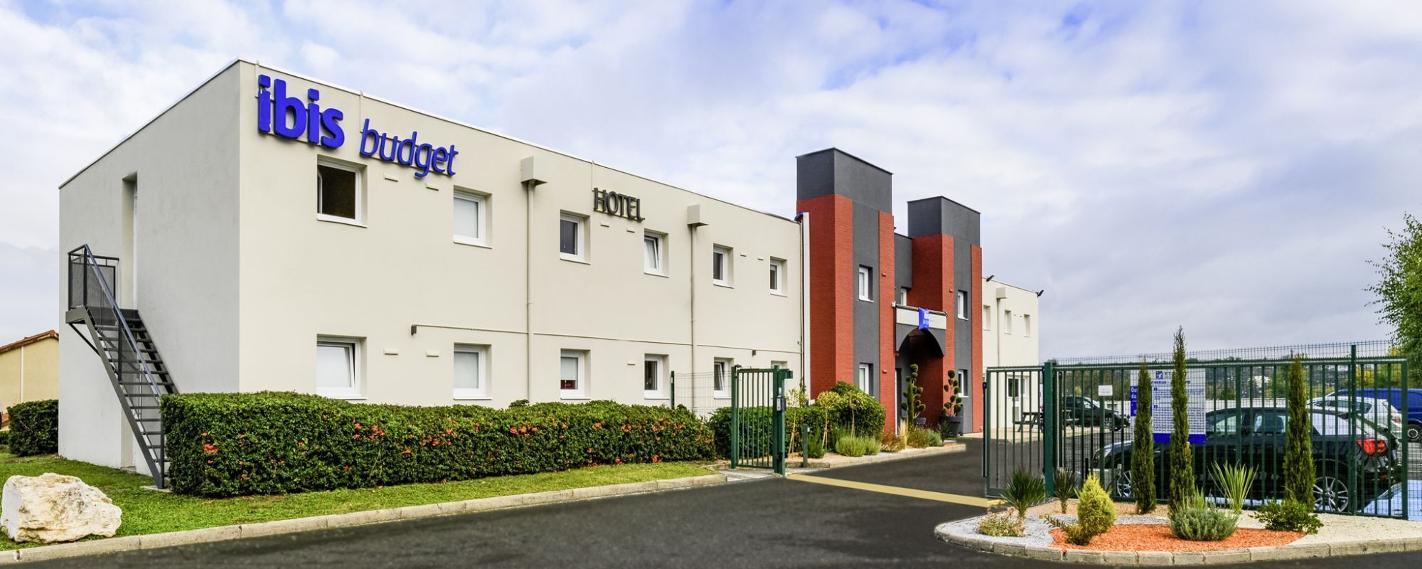 Wheelchair-accessible van parking