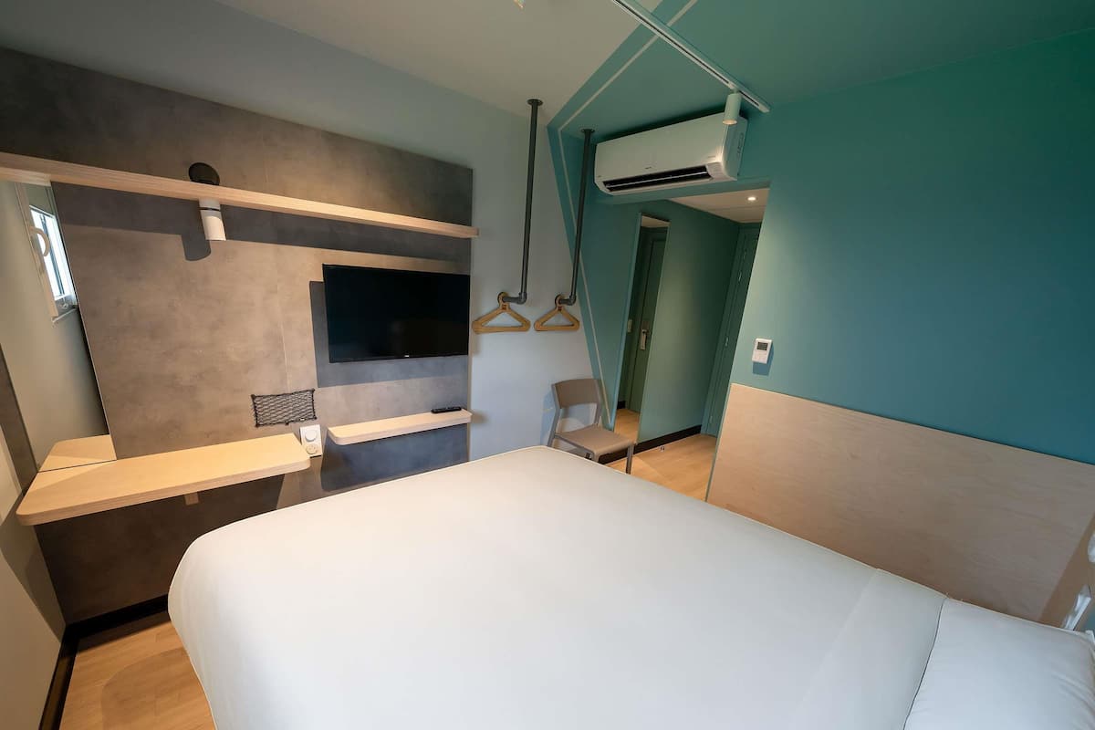 Chambre Classique, 1 lit double, accessible aux personnes à mobilité réduite | Bureau, fer et planche à repasser, Wi-Fi gratuit, draps fournis