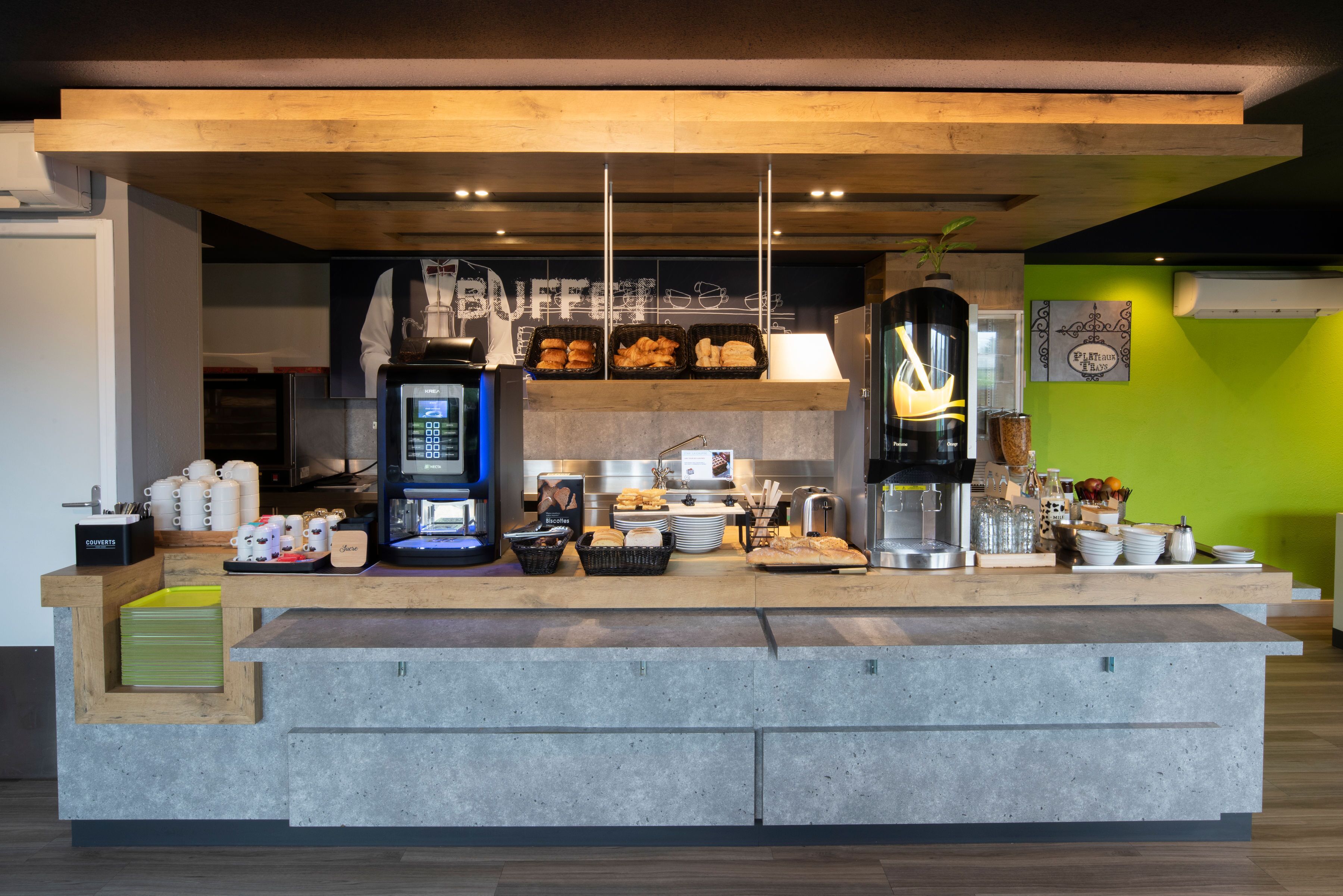 Montaje de bufé con diferentes opciones de comida y una estación de café.