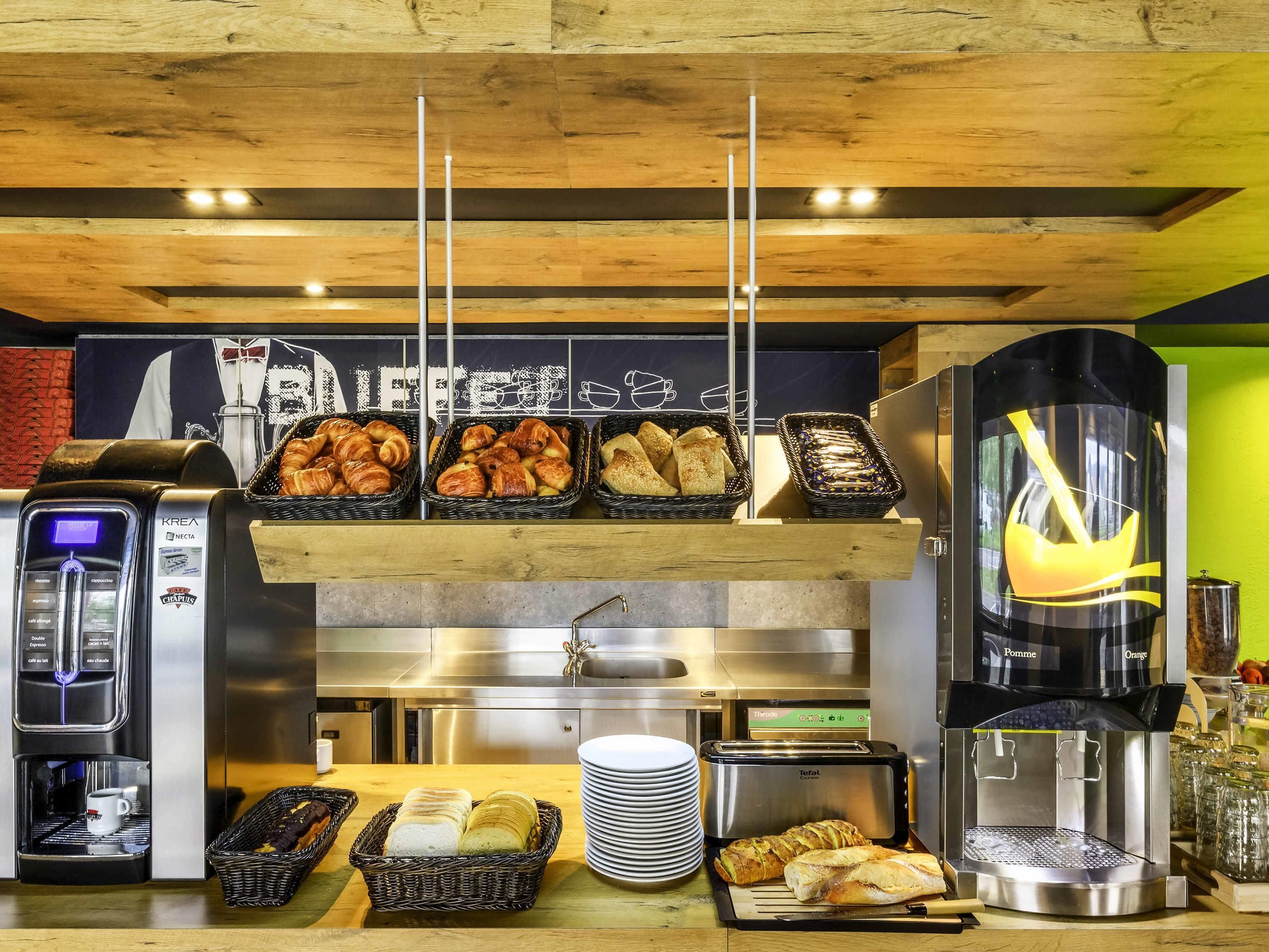 Buffet breakfast for a fee on weekdays