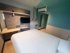 Een bureau, een strijkplank/strijkijzer, gratis wifi, beddengoed