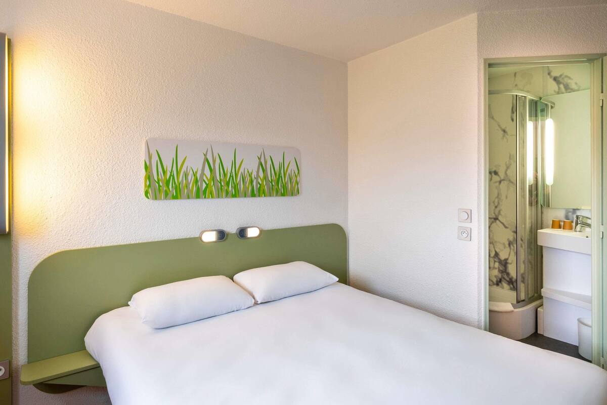 Habitación estándar, 1 cama doble | Escritorio, tabla de planchar con plancha, wifi gratis y ropa de cama