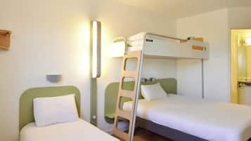 Chambre Standard, 2 lits doubles | Bureau, fer et planche à repasser, Wi-Fi gratuit, draps fournis
