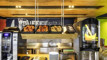 Petit déjeuner buffet servi en semaine (6.90 EUR par personne)