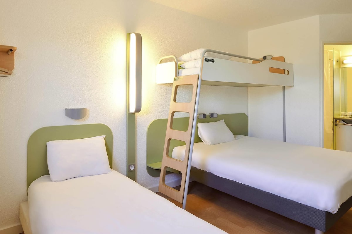 Chambre Standard, 2 lits doubles | Bureau, fer et planche Ă repasser, Wi-Fi gratuit, draps fournis