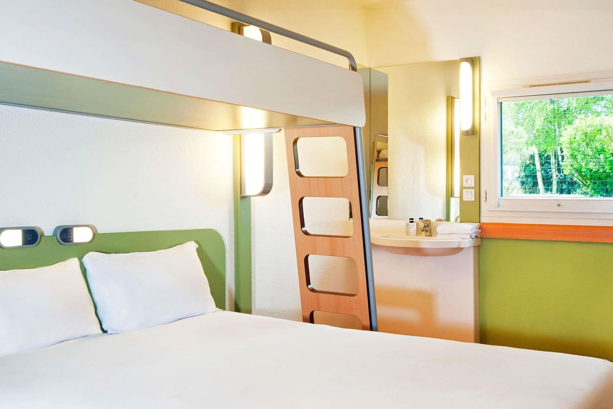 Habitación, 1 cama doble, entresuelo | Escritorio, tabla de planchar con plancha, wifi gratis y ropa de cama