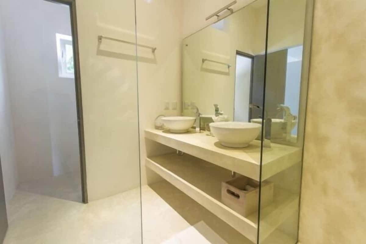 glamour suite, 1 king bed, balcony, poolside | bathroom | rainfall showerhead, designer toiletries, hair dryer, bathrobes