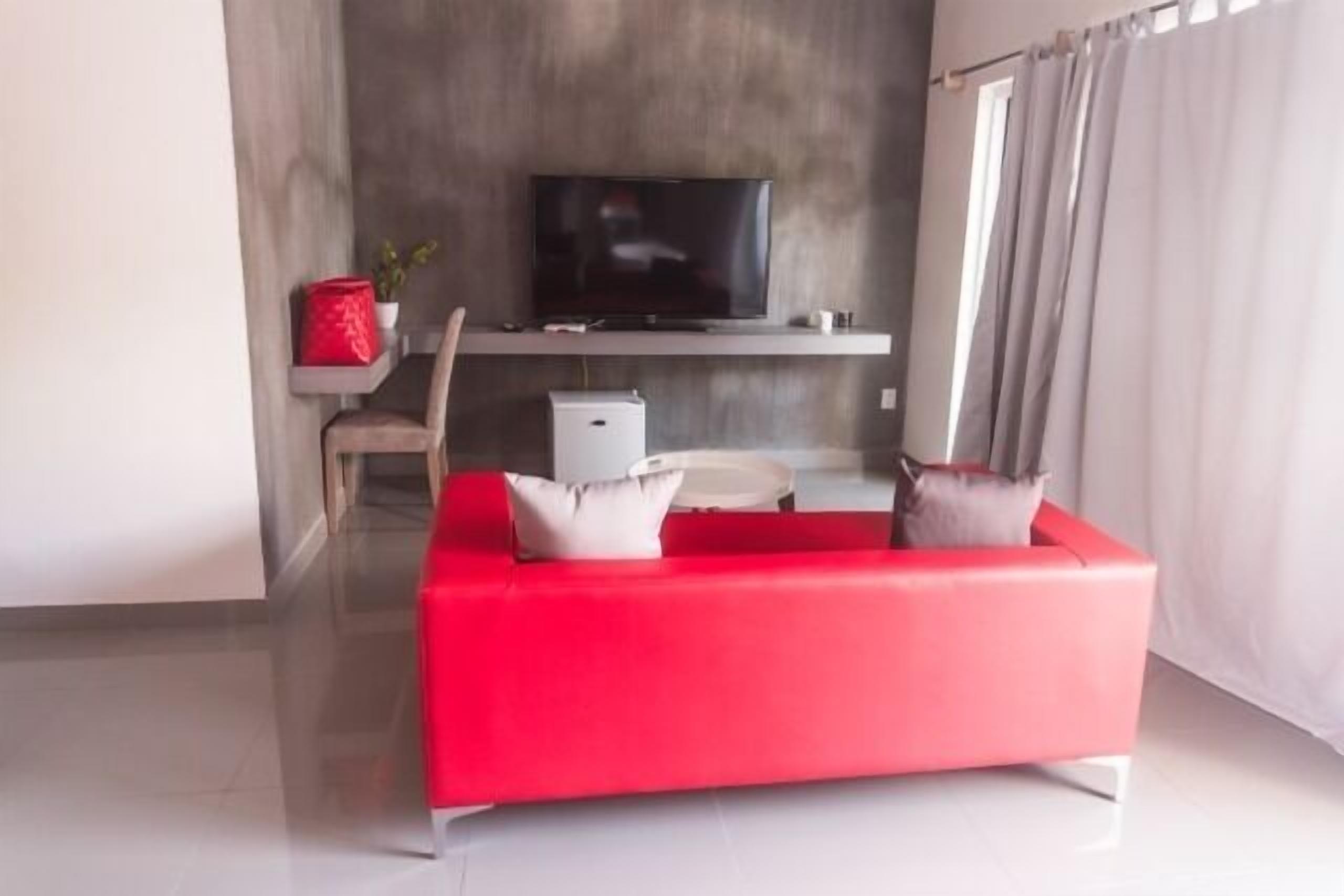 glamour suite, 1 king bed, balcony, poolside | living area | 50-inch flat-screen tv with cable channels, tv