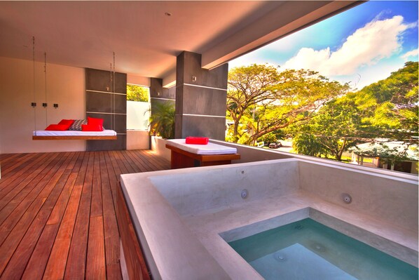 Royal-Suite, 1 King-Bett, Whirlpool, Poolseite | Terrasse/Patio
