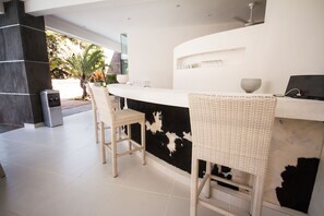 Poolside bar - CASA-22 Luxury Boutique Hotel (Sosúa)