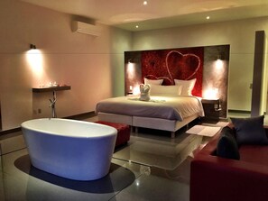 Glamour Suite, 1 King Bed, Balcony, Poolside | Seprai katun Mesir, seprai premium, dan tempat tidur Select Comfort
