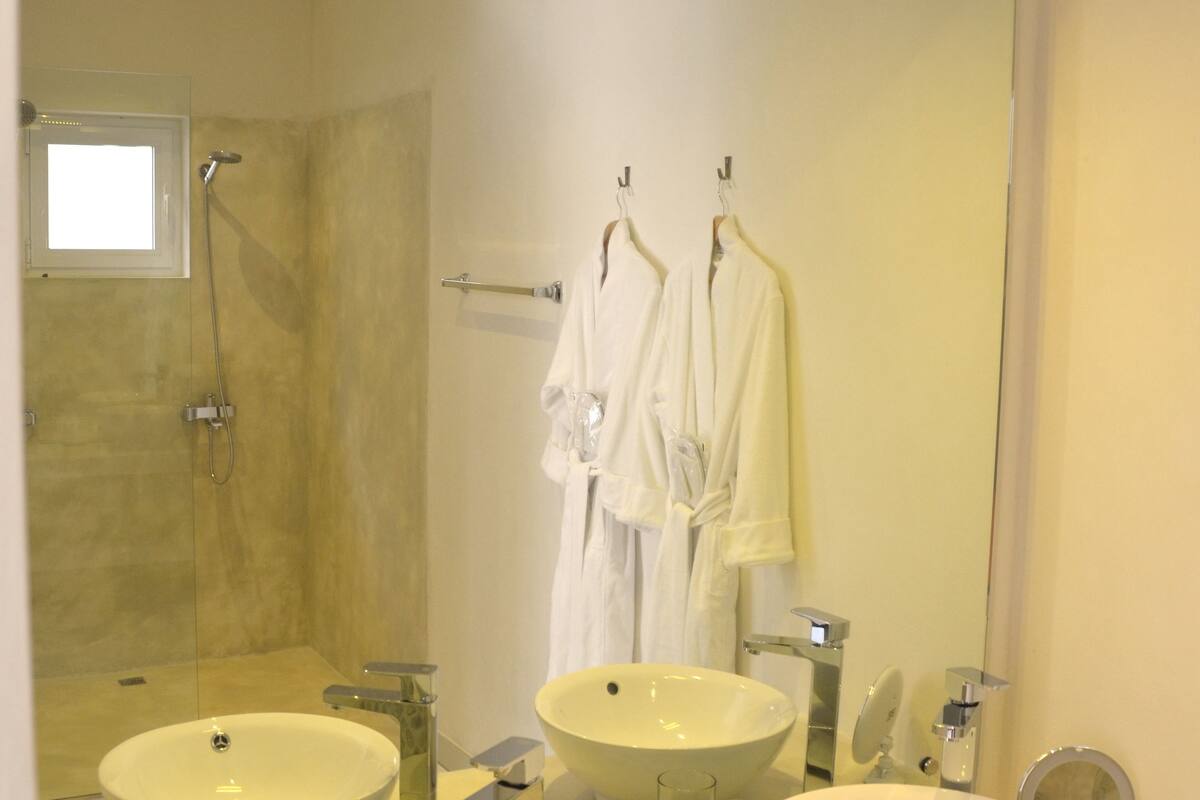 standard suite, 1 bedroom, ground floor | bathroom | rainfall showerhead, designer toiletries, hair dryer, bathrobes