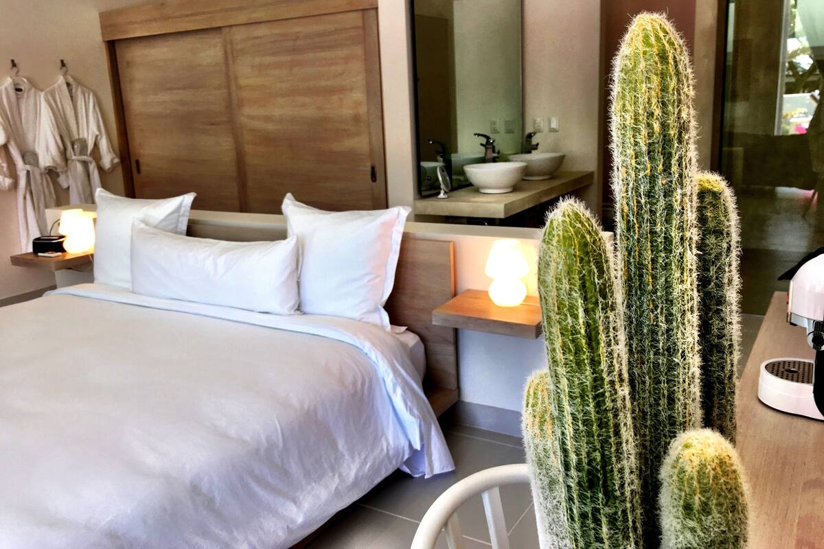 standard suite, 1 bedroom, ground floor | egyptian cotton sheets, premium bedding, select comfort beds, minibar