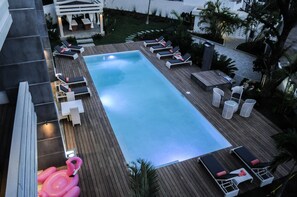 2 kolam renang outdoor, dengan payung kolam renang dan kursi berjemur