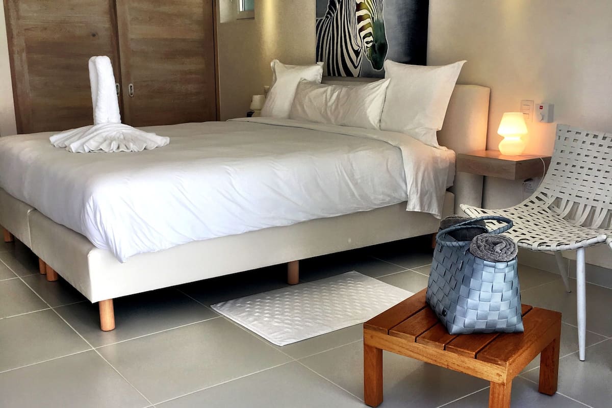 standard suite, 1 bedroom, ground floor | egyptian cotton sheets, premium bedding, select comfort beds, minibar